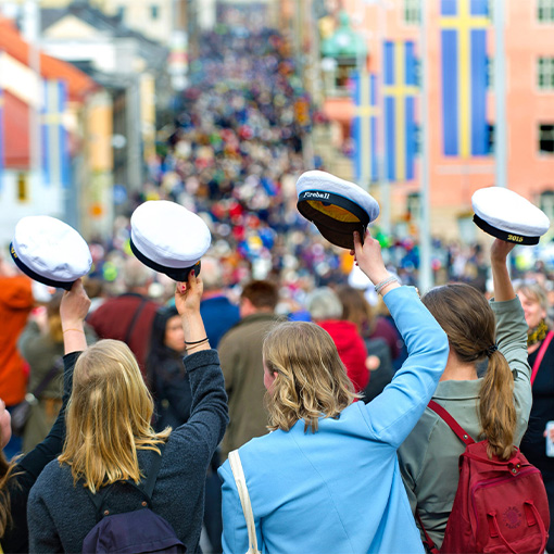 Studenter som viftar med studentmössor på sista april i Uppsala.