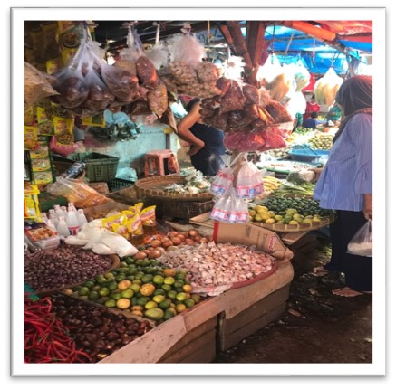 Marknadsstånd med frukt och nötter.
