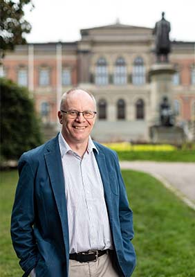 Rektor Anders Hagfeldt framför universitetshuset i Uppsala.