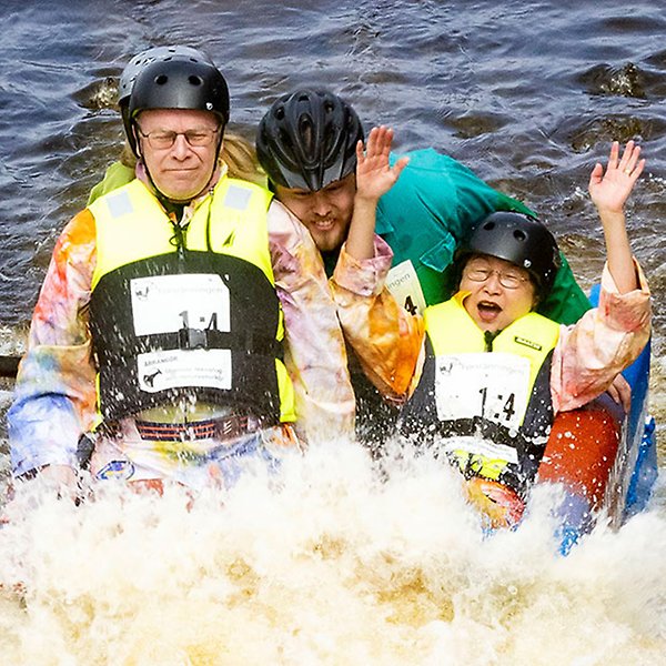 The vice-chancellor and Deputy Vice-chancellor riding a raft at the "Forsränning" (river rafting at Walpurgis) in 2022. 