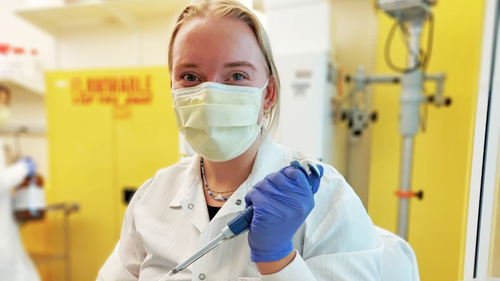 Photography of woman doing a Erasmus traineeship in a lab