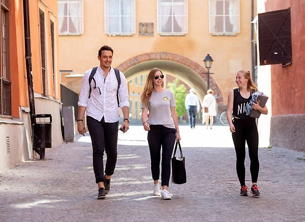 Students walking by skytteanum